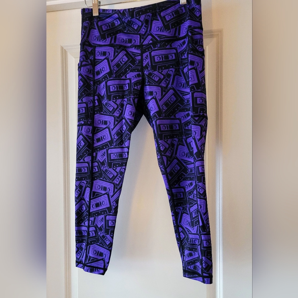 CVG Purple & Black Mixtape Print Capri Leggings Size Small